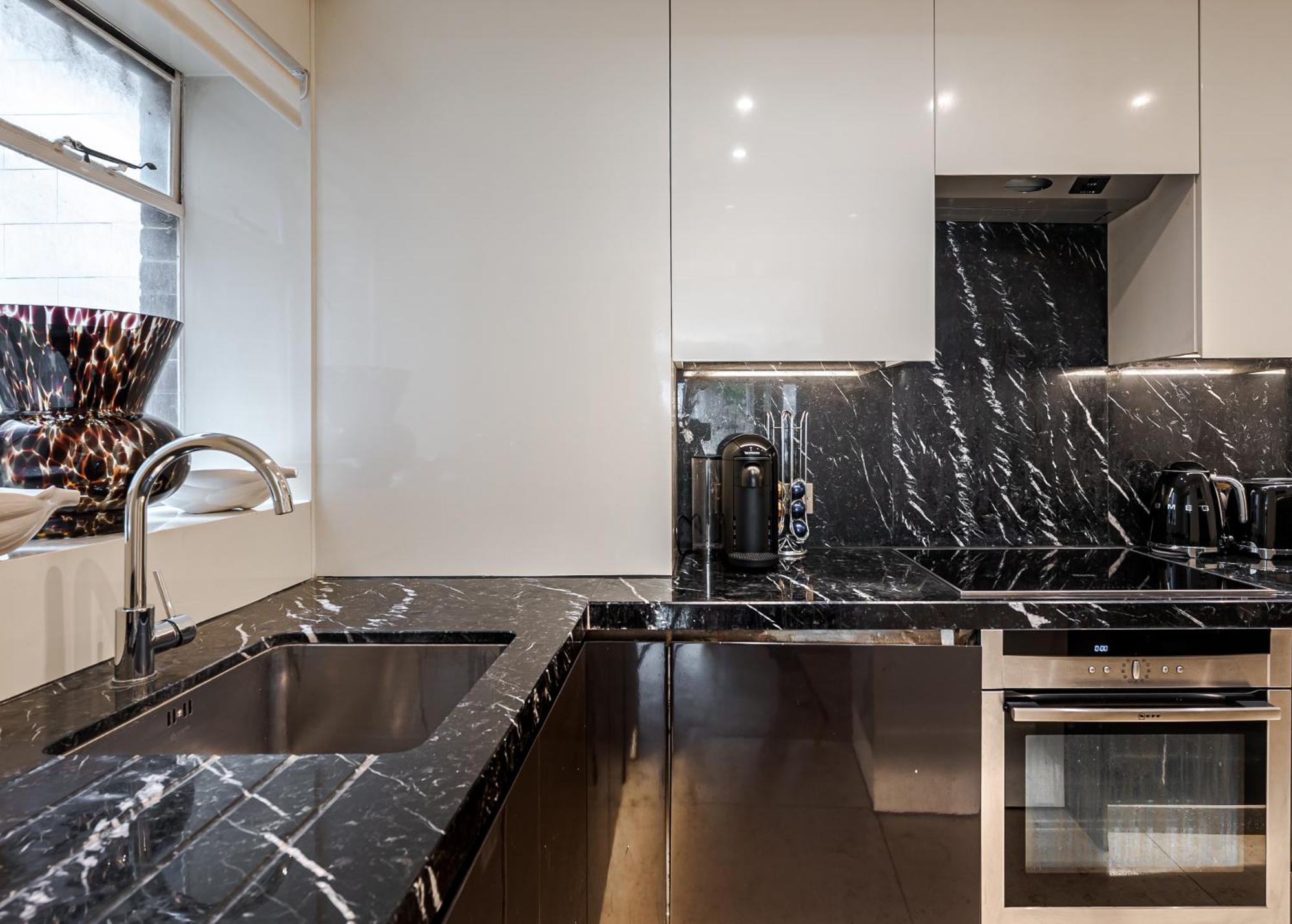 Modern Knightsbridge Apartment With Balcony Overlooking Harrods Prime Location Londres Exterior foto